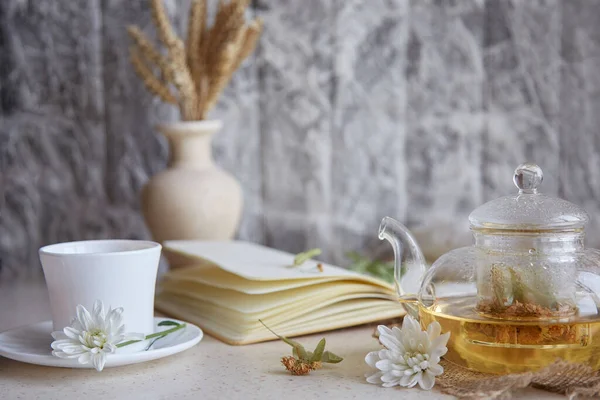 Tilo Orgánico Tetera Con Taza Trigo Crisantemos Decoraciones Otoñales Cuaderno — Foto de Stock