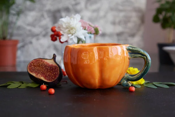Kreative Tasse Form Eines Kürbisses Aus Natürlichem Tee Zwischen Vogelbeeren — Stockfoto