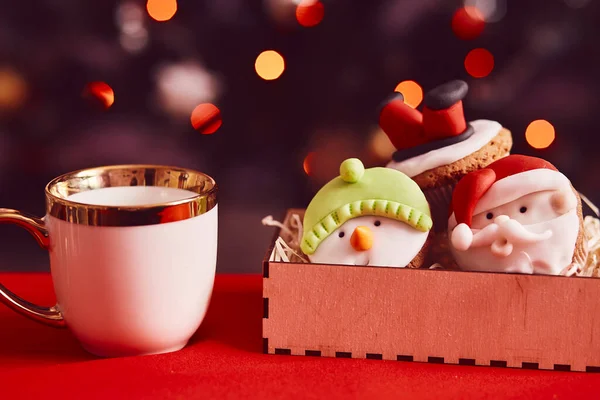 Затишний Різдвяний Чай Декоративні Кекси Чашка Чаю Перед Ялинкою Гарний — стокове фото