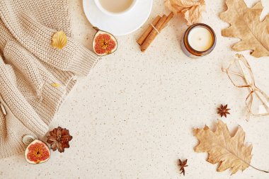 Kadın giysisi, süveter, pırlanta mücevher. Mumların, yaprakların, incirlerin arasında sonbahar estetik kahve zamanı. Boşluğu kopyala.