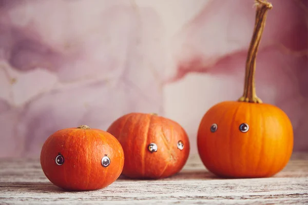 Glad Halloween Pumpor Med Ögon Söt Lustig Säsongsfamilj Kopiera Utrymme — Stockfoto