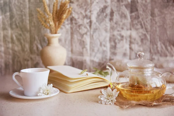 Kräuterlindentee Teekanne Mit Tasse Tee Weizen Blumen Herbstdekoration Und Notizbuch — Stockfoto