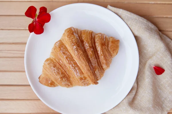 Estetisk Frukost Fransk Traditionell Skorpa Färsk Croissant Nära Håll Utanför — Stockfoto