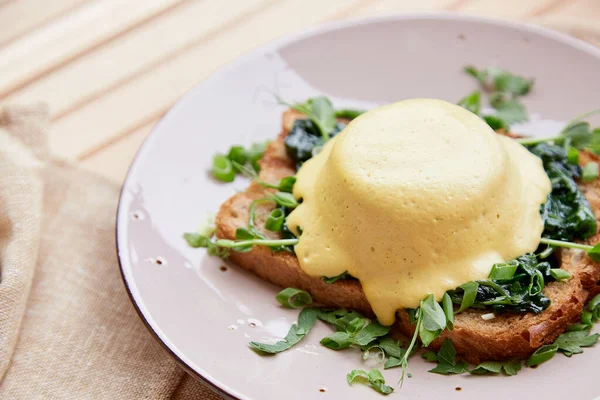 Veganistisch Gerecht Met Volkoren Brood Gerookte Tofu Jonge Peterselie Groente — Stockfoto