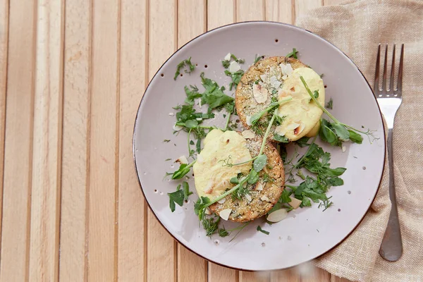 Muffins Frittata Vegetarianos Com Flocos Amêndoa Tofu Brotos Ervilha Verdes — Fotografia de Stock