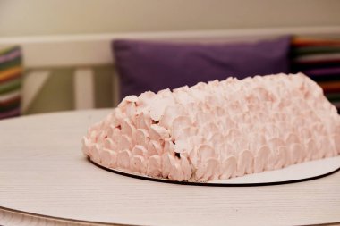 Pembe kremalı vişneli turta. Şen şakrak pastam.