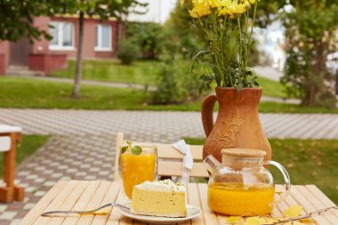 Sağlıklı deniz dikenli çay ve vejetaryen balkabaklı tatlı ile estetik sonbahar kahvaltısı. Organik bağışıklık artırılmış bitki çayı..