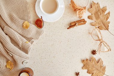 Estetik sonbahar kadını kıyafetleri. Süveter, tarçın mumu arasında gladyatör, yapraklar, incirler. Boşluğu kopyala.