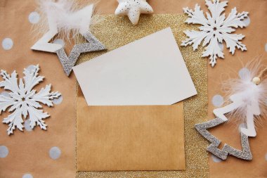 Selamlama, el işi kırtasiye kartı, zarf modeli. Temel arka planda moda Noel dekorasyonları. Estetik festival atmosferi. Noel için tebrik kartı konsepti yolluyorum. Yukarıdan görüntüle