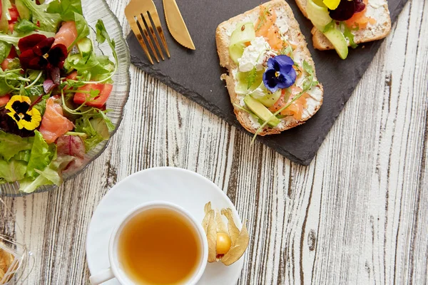 Café Manhã Pescetariano São Torradas Salada Fresca Aperitivo Com Salmão — Fotografia de Stock