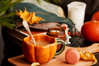  Balkabağı, badem kurabiyesi ve mum şeklinde sonbahar kahvesi. Atmosferik rahat kahve zamanı..