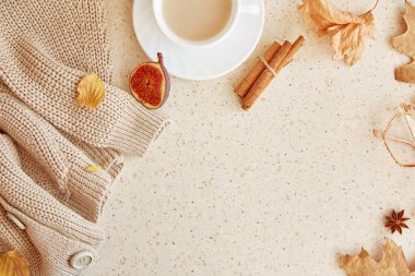 Estetik sonbahar kadınsı günlük kıyafet - süveter, cam kaplama. Sonbahar kahve zamanı tarçın mumu, yapraklar, incirler arasında. Boşluğu kopyala.