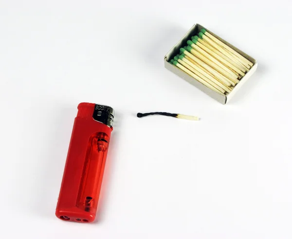 Un briquet et des allumettes — Photo