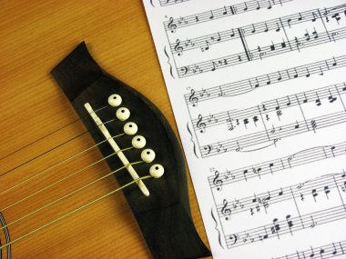 Bir gitar.