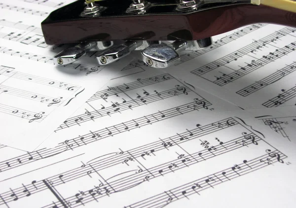 Notlar ve gitar klavyesine