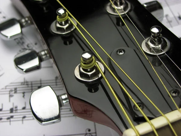 bir gitar klavyesine ve müzik