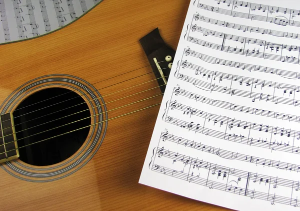 En gitarr och musik — Stockfoto