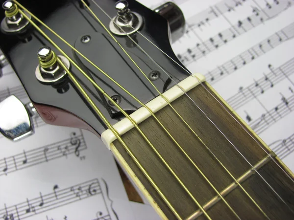 müzik ve gitar klavyesine