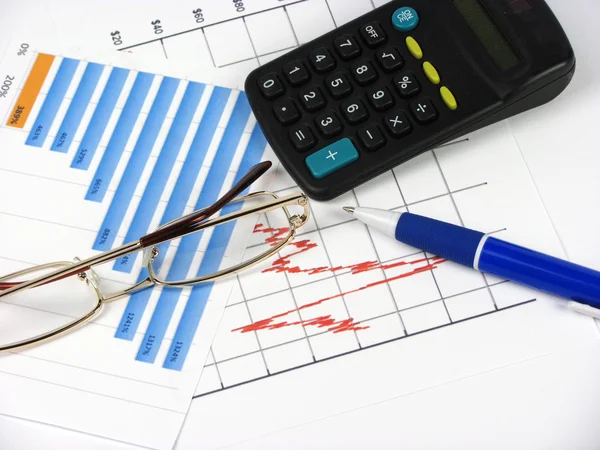 bir kalem, bir grafik, bir hesap makinesi ve glasse