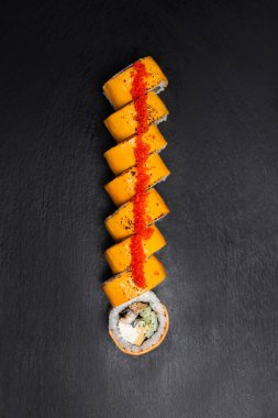 Sade yeşil arka planda Japon mutfağı suşisi. Sezar salatası ve arka planda sağlam bir makarna için karides fotoğrafı.