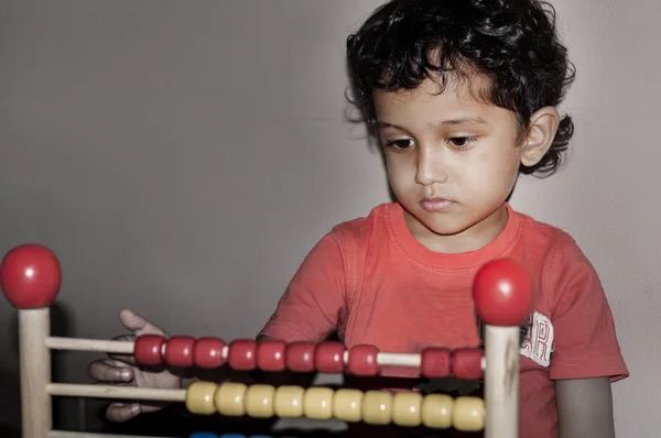 Indické dítě hrát počítadlo — Stock fotografie