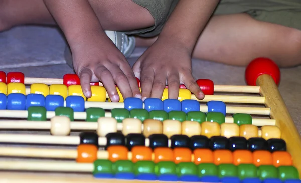 Junge spielt Abakus — Stockfoto