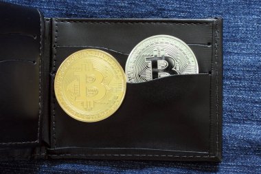 Recife, Pernambuco, Brezilya - 18 Ekim 2021 Bitcoin altın para ve deri cüzdan. Kripto para bir ödeme biçimi olarak.