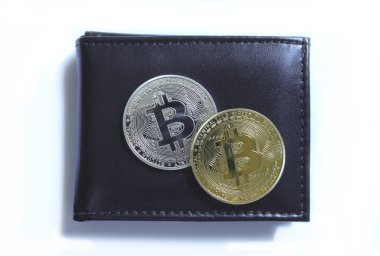 Recife, Pernambuco, Brezilya - 18 Ekim 2021 Bitcoin altın para ve deri cüzdan. Kripto para bir ödeme biçimi olarak.