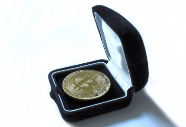 Recife, Pernambuco, Brezilya - 18 Ekim 2021: Mücevher kutusundaki Bitcoin altın para ayrıntıları.