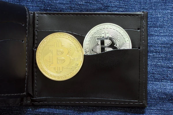 Recife, Pernambuco, Brezilya - 18 Ekim 2021 Bitcoin altın para ve deri cüzdan. Kripto para bir ödeme biçimi olarak.
