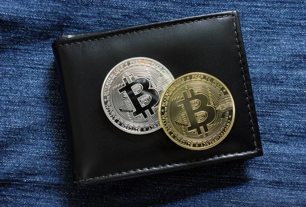 Recife, Pernambuco, Brezilya - 18 Ekim 2021 Bitcoin altın para ve deri cüzdan. Kripto para bir ödeme biçimi olarak.