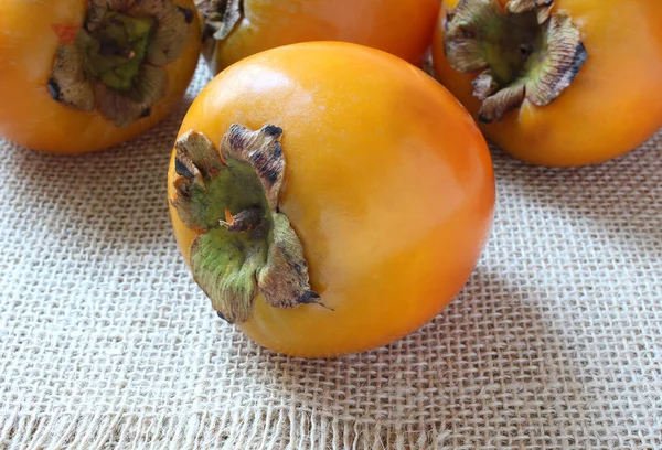 木のテーブルの上で柿の果実の収穫 — ストック写真