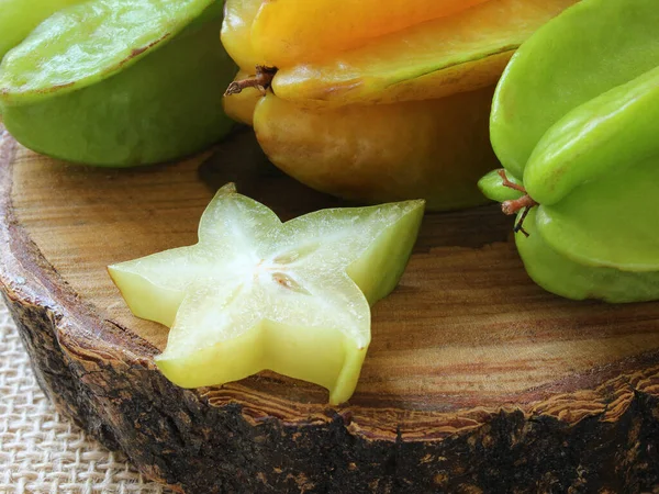 Sabrosa Fruta Carambola Mesa Madera — Foto de Stock