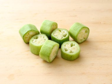 Masada dilimlenmiş çiğ yeşil bamya