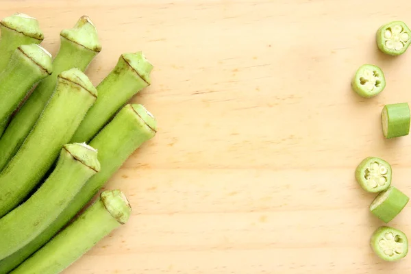 Sfondo Con Okra Verde Grezzo Legno Con Spazio Copia — Foto Stock