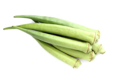 Beyaz arkaplanda çiğ yeşil bamya