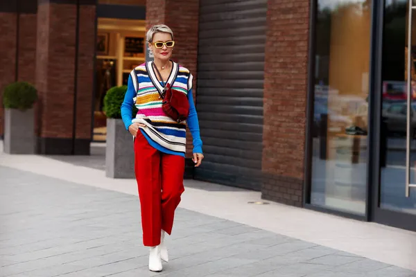 Modieuze Vrouw Trendy Outfit Rode Broek Blauwe Jas Gestreept Vest — Stockfoto