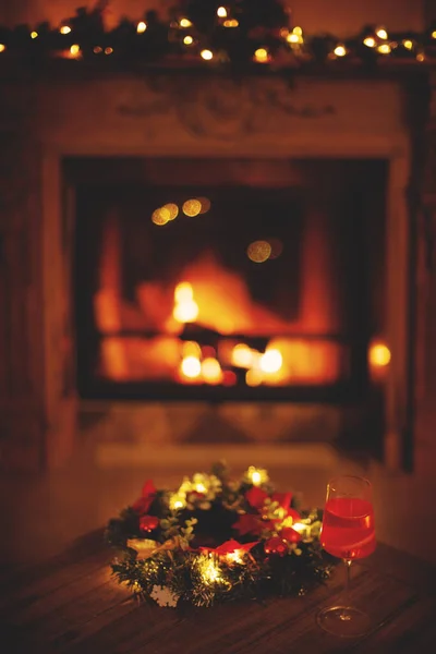 Christmas Wreath Glass Champagne Blurred Background Burning Fireplace Fire Warm — Stock Photo, Image