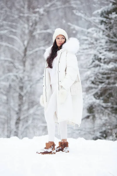 スタイリッシュな白い冬のパフコート ニット帽 ミトン レギンスを身に着けている若い美しいファッショナブルな女性の屋外フルボディの肖像画 モデルは自然の中でポーズ 女性ファッションストリートスタイルトレンドコンセプト — ストック写真