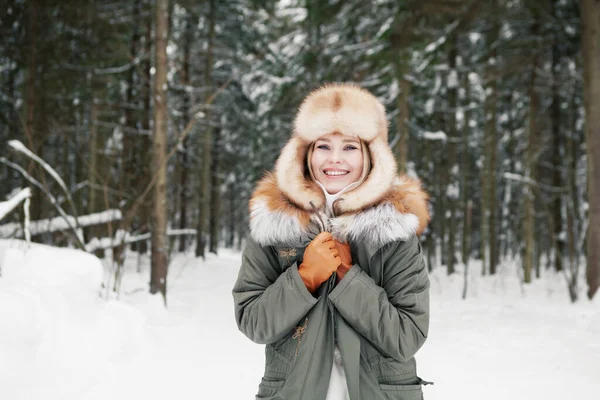 Glimlachende Jonge Vrouw Kaki Parka Oorkleppen Ushanka Hoed Lederen Handschoenen — Stockfoto