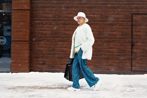 Volwassen Modieuze Vrouw Wandelen Achtergrond Van Muur Winter Straat Met — Stockfoto