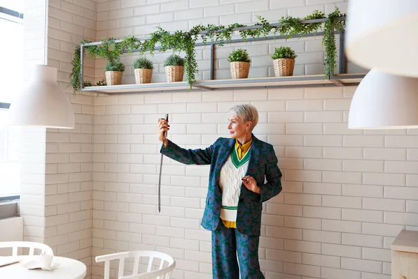 Žena Středního Věku Bere Selfie Smartphone Jasně Bílém Moderním Interiéru Stock Fotografie