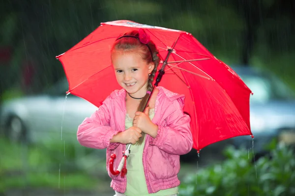 Niña bajo un paraguas — Foto de Stock