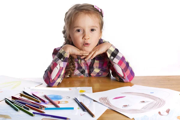 Ребенок - художник с эскизом — стоковое фото