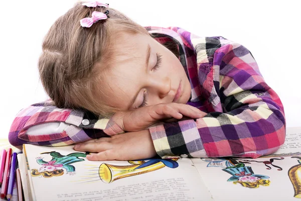 Schlafendes Kind auf einem Buch — Stockfoto