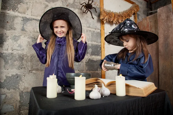 Dos pequeñas brujas — Foto de Stock