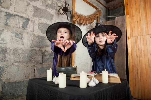 Twee kleine heksen — Stockfoto