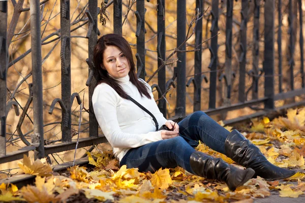 Fashion girl in autumn park — Stock Photo, Image