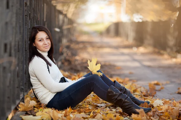 Chica de moda en el parque de otoño — Foto de Stock