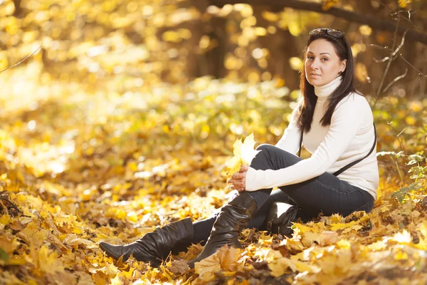 Fashion girl in autumn wood — Stock Photo, Image